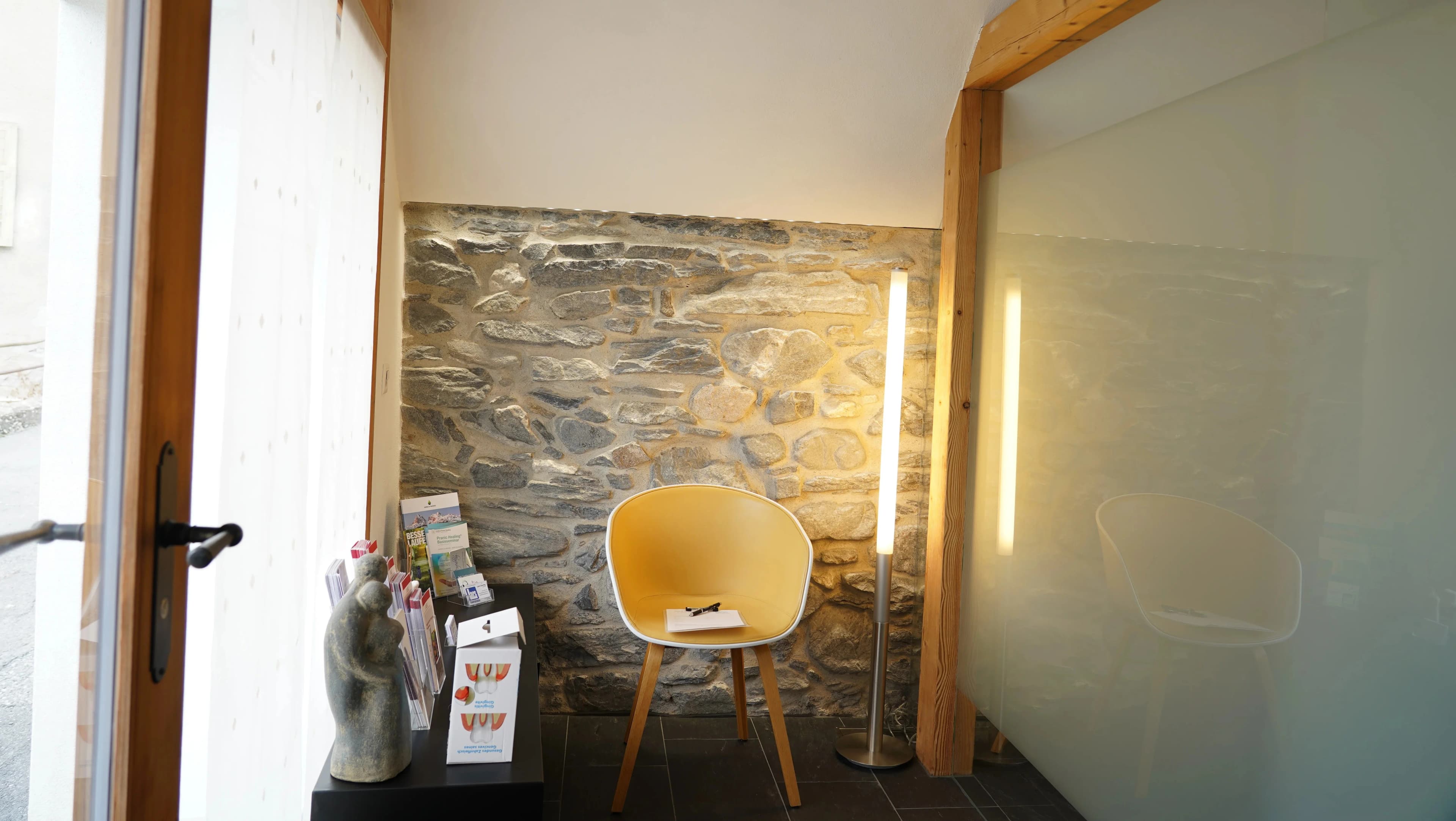 Empfangsbereich – Praxis Keo Schrofer